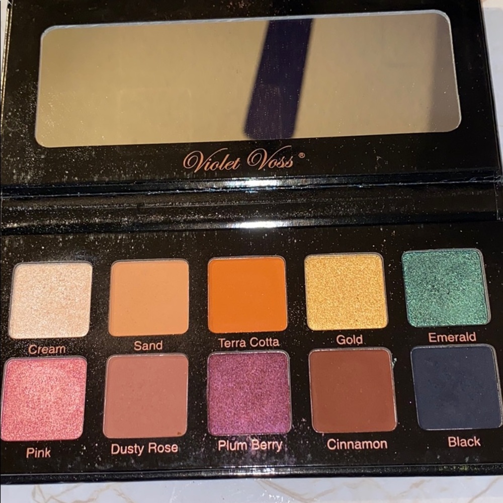 Eye shadow palette